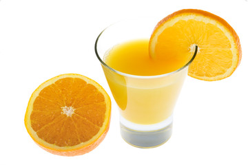 Orangensaft mit frischen Orangen
