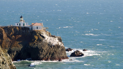 Fototapeta na wymiar Lighthouse on a rocky coast overlooking the ocean