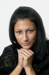 Portrait dunkelhaarige Frau lächelt mit frontalem Blick