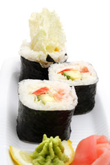 Fototapety  Wegetariańskie sushi na białym tle