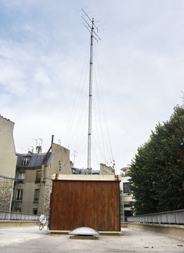 Antenne télé sur une petite cabane en ville.Paris.