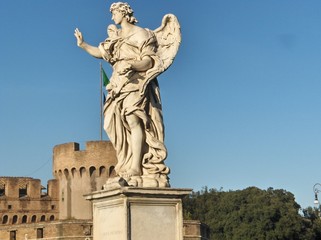 Fototapeta na wymiar estatua en Ponte Sant'Angelo Roma