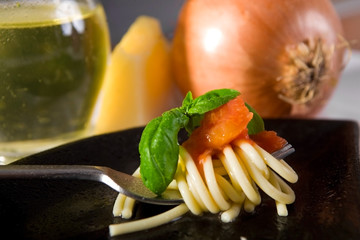 spaghetti with fresh tomato and basil,