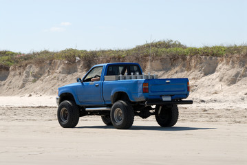 Pickup truck on the beach in southern Texas, USA - obrazy, fototapety, plakaty