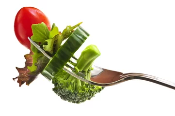 Photo sur Plexiglas Légumes Légumes frais sur une fourchette isolé sur fond blanc