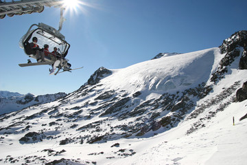 Skifahrer in Sessellift