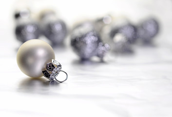 weihnachtskugeln in silber