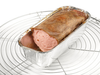 Gebackener Fleischkäse in der Aluminium-Form