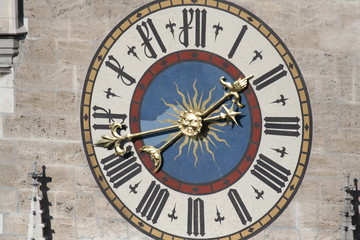Fototapeta na wymiar Gold clock with mosaic, town hall Marienplatz - Munich Germany
