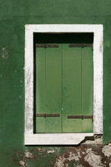 Fenêtre à burano dans la lagune de venise