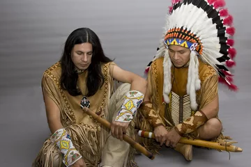 Papier Peint photo Lavable Indiens Portrait de deux amérindiens dans un studio