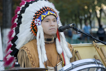 Obraz premium native american playing music on the streets