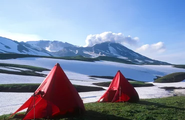 Fotobehang Tents below Mutnovsky Volcano,Kamchatka © Chrispo
