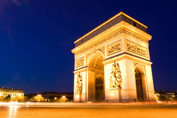 Fototapeta na wymiar Łuk triumfalny w nocy. Paryż