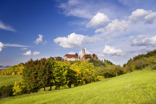 Landschaft mit Leuchtenburg im Herbst