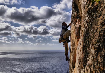 Fototapeten Mann klettert über das Meer © OjoVertical
