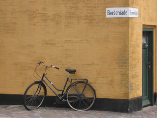 Einsames Fahrrad in Kopenhagen