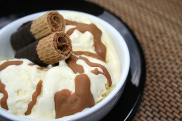 Vanille Eiscreme mit Schoko-Waffelröllchen