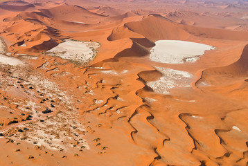 Wüste mit Salzpfannen aus der Luft