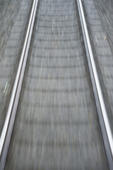 Gleise aus fahrendem Zug fotografiert