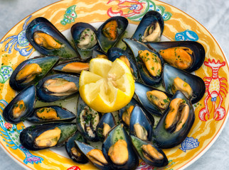 Fresh Boiled mussel with lemon,oil and parsley