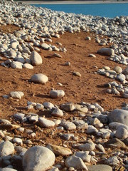 gros galets sur terre ocre / gorges du verdon