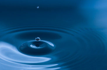 Naklejka na ściany i meble Water droplets close up in blue