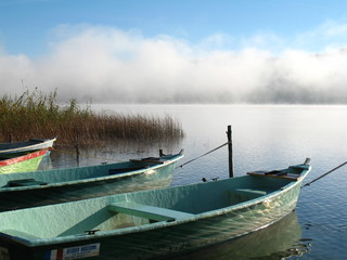 Barques sur un lac embrumé