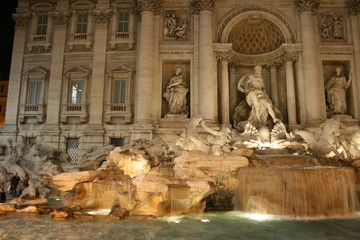 fontaine de trevi illuminée à Rome