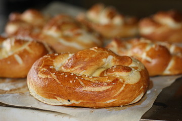 bretzel sur la plaque du four