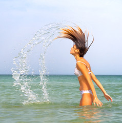 Naklejka premium my hair burst from water