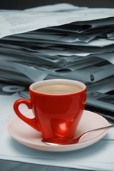 Tasse auf Schreibtisch