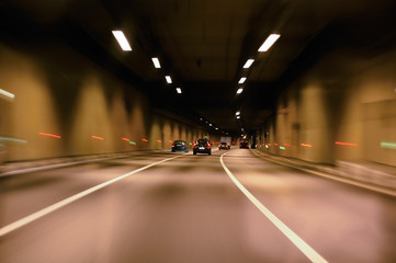Fototapeta na wymiar Tunel autostrady w nocy