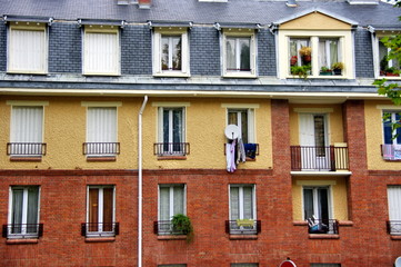 Immeuble orange, rouge et gris, Paris, France.