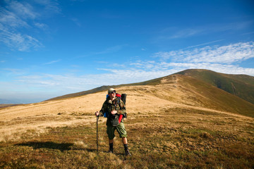 Naklejka premium An image of a man walking in mountains