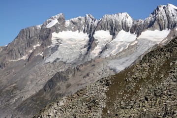 Gebirgskette in den Schweizer Alpen im Sommer