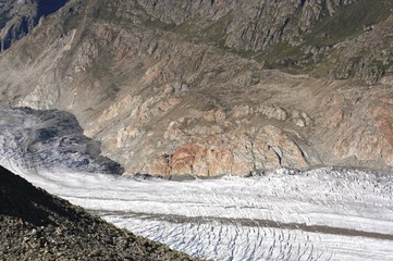 Detailaufnahme eines Gletschers in den Schweizer Alpen mit Gletscherzunge