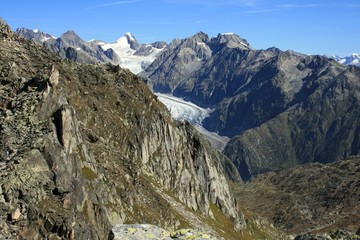 Fototapeta na wymiar Gebirgszug in den Schweizer Alpen mit Gletscher