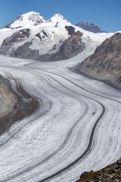 Gletscherzunge in den Schweizer Alpen mit Zehr- und N&auml;hrgebiet im Hintergrund