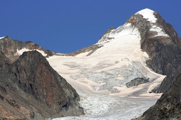 Nahaufnahme eines Firnfeldes eines Gletschers in den Schweizer Alpen