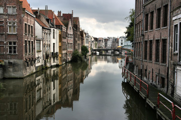 Fototapeta na wymiar Piękne belgijskie miasto Gandawa i jego odbicie w rzece Lys