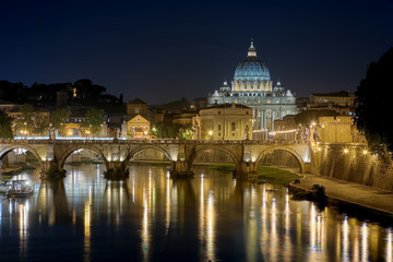 Fototapeta na wymiar Bazylika Świętego Piotra w Rzymie, widok nad Tybrem w nocy