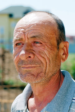 Old wrinkled man portrait with blurry background