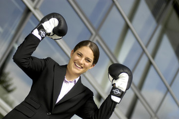 Unternehmerin mit Boxhandschuhe