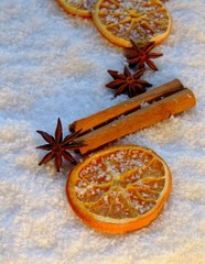 weihnachtliche Gewürze im Schnee