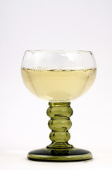 Ein Glas mit Weißwein