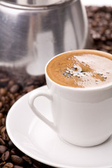 Nahaufnahme von Espresso vor Ausschnitt von Kaffeemaschine