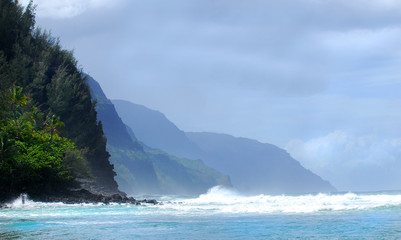 Fototapeta na wymiar Chropowaty brzegową wzdłuż wybrzeża Napali Kauai na Hawajach