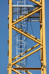 Détail d'une grue jaune sur un chantier de constrction