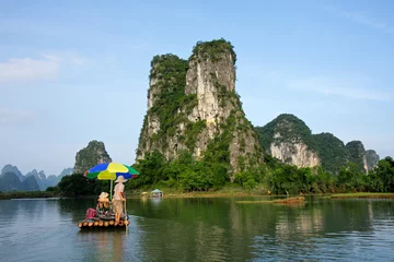 Foto op Plexiglas Bamboevlot met toeristen op de Li-rivier, Yangshou, China © EcoView
